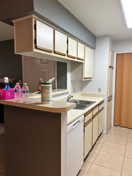 Building Photo - 5530 Chrishire Way