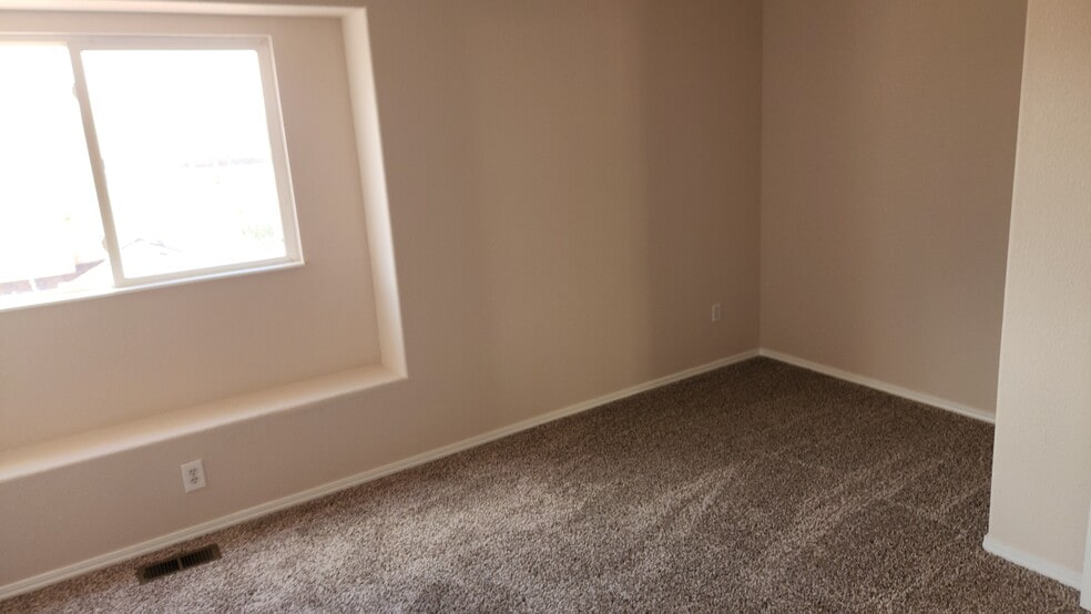 Top floor bedroom - 7944 Antelope Valley Pt