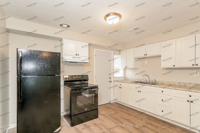 Building Photo - 6827 Woodhurst Dr