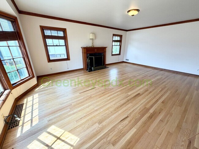 Building Photo - Lovely 3-Bedroom, 2-Bathroom House with Detached Garage in North Portland