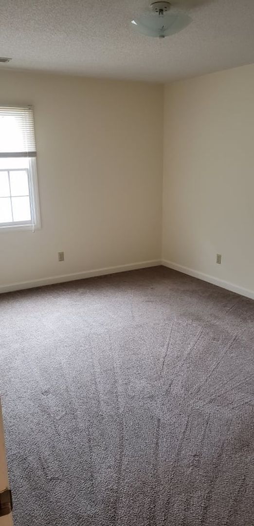 Building Photo - 3 Bedroom/2 Bath one level unit  ?  Kingsp...
