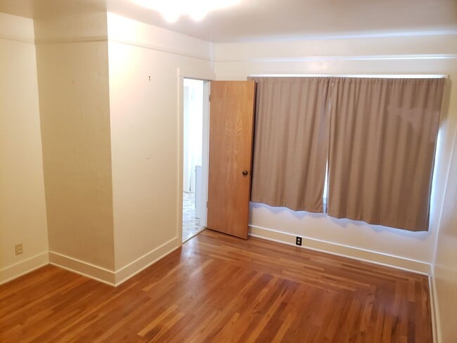 Building Photo - Charming Single Story 3 Bedroom 2 Bath Ava...