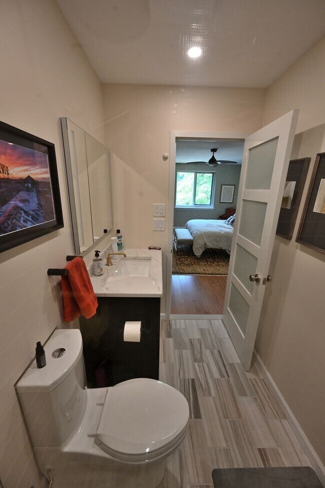 Building Photo - 2 Bedroom, 2 Bath Just listed in the Oak H...