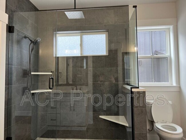 Building Photo - 1570 Farmview Ter