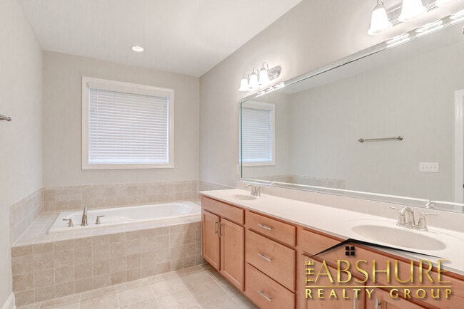 Building Photo - 4240 Vallonia Dr
