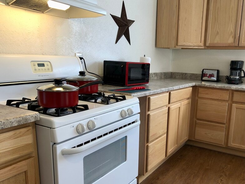 Kitchen with gas range - 124 S 5th St