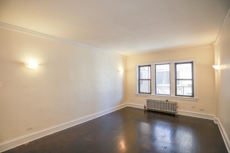 Building Photo - 2402 W Lunt Ave