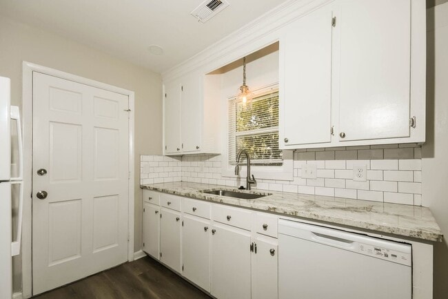Building Photo - 3 bed / 2 bath ~ West Ashley Area, Move-in...
