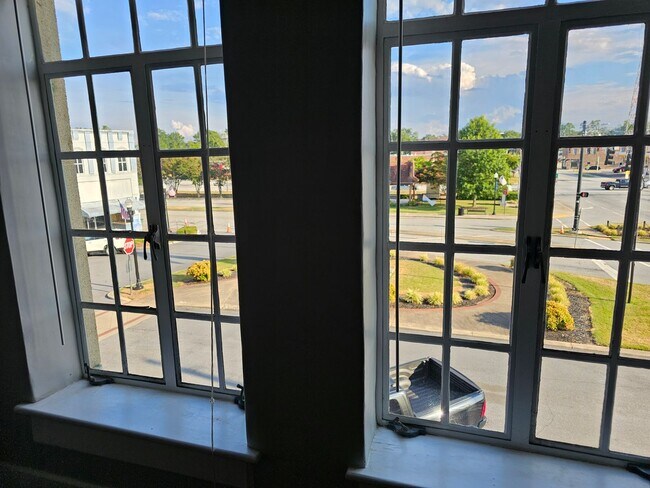 Building Photo - 103 E Main St