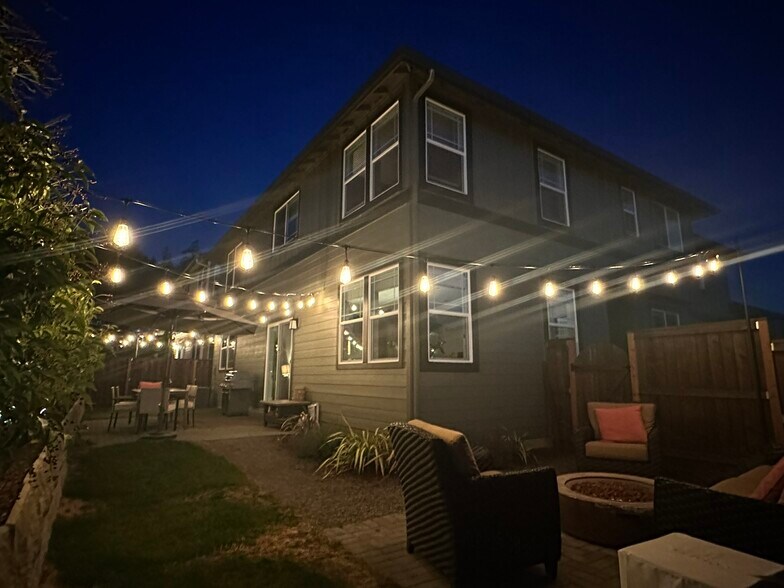 Building Photo - 16710 SW Darwin Loop