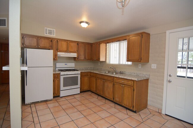 Building Photo - Charming 2 Bedroom 1 Bath Home! Great South Tucson Location!