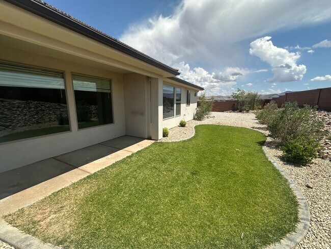 Building Photo - 4 bedroom / 2.5 bath / Community Pool and ...