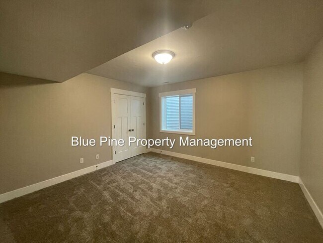 Building Photo - 1924 Harrington Cir