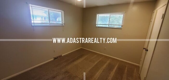 Building Photo - Spacious Shawnee Duplex-Available in SEPTE...