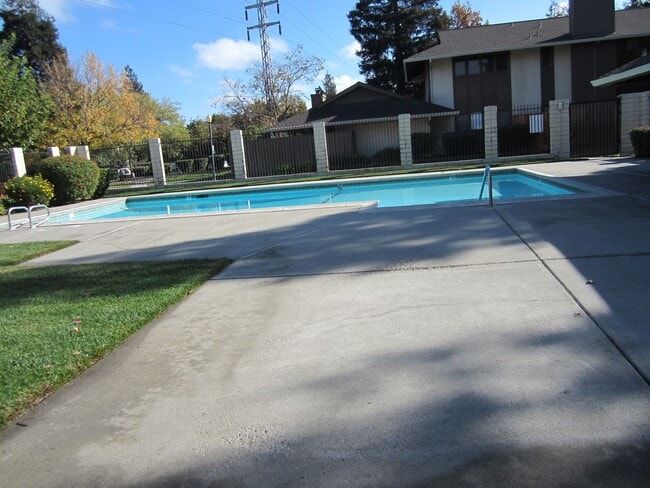 Building Photo - 2400 Shadow Ln