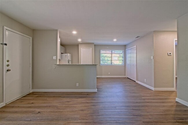 Building Photo - 401 Hedgewood Dr