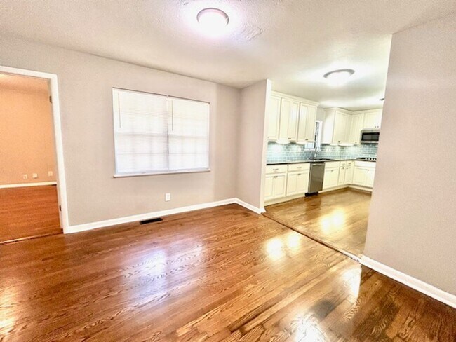 Building Photo - $500 Move In Special-or-$100 off monthly r...