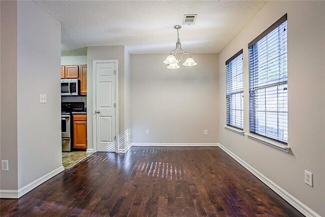 Building Photo - Spacious townhome minutes from Midtown Atl...