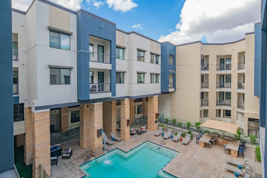 Building Photo - 15501 N Dial Blvd