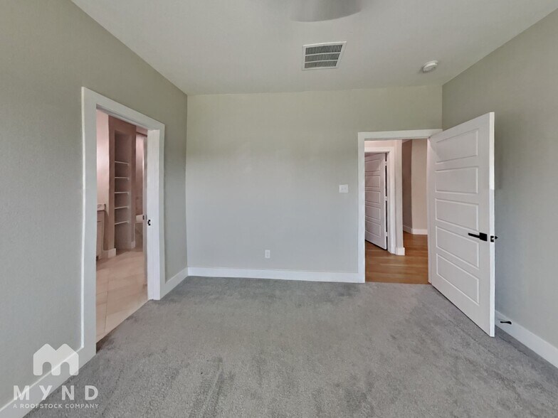 Building Photo - 2417 Creek Dr