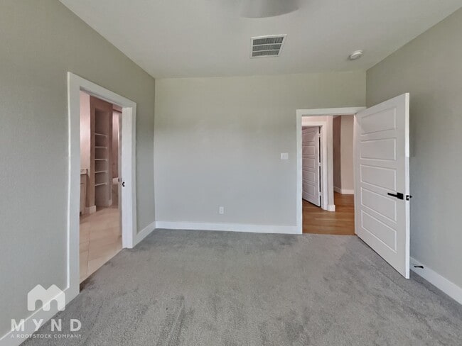 Building Photo - 2417 Creek Dr