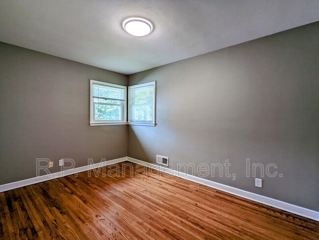 Building Photo - 1194 Laurie Rd W