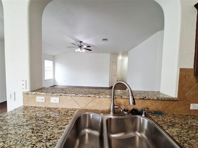 Building Photo - 325 Comal Run