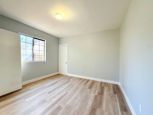 Building Photo - Huge 3 bedroom 2 bathroom for lease