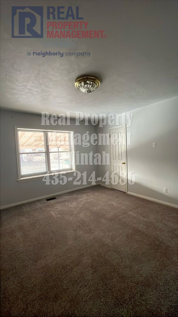 Building Photo - RENT & DEPOSIT HAS BEEN REDUECED!! Cute 6 ...