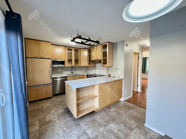 Building Photo - Em Ave Duplex