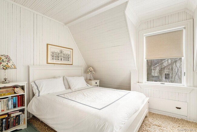 Building Photo - 150 King St