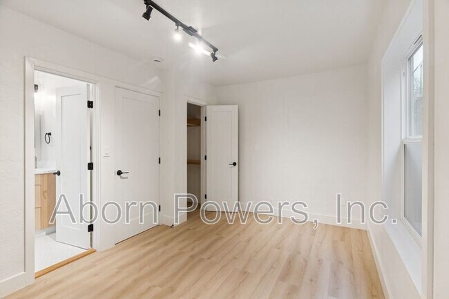 Building Photo - 1032 Spring St