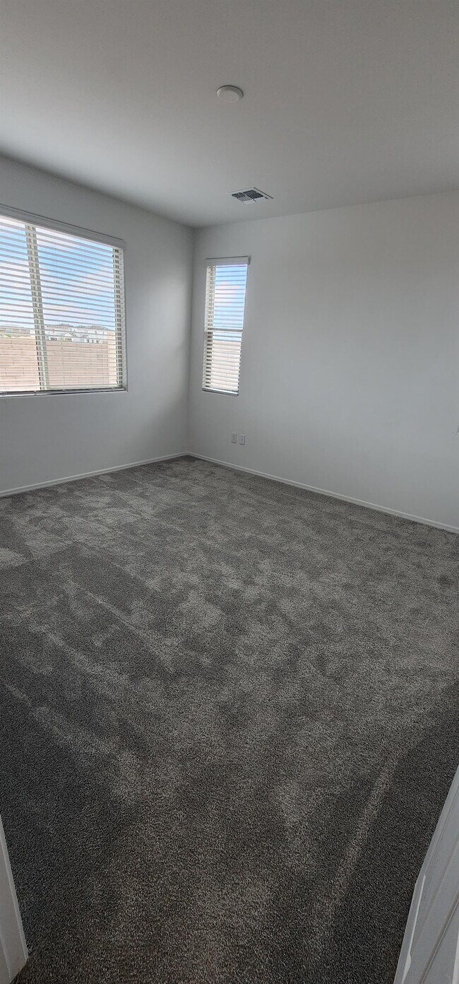 Building Photo - 7822 S Wolf Creek Dr