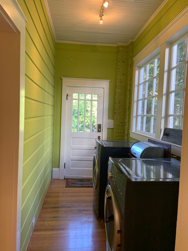 Building Photo - First Floor Unit For Rent Near UNCG!