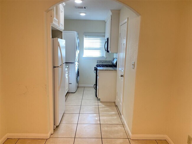 Building Photo - 814 Mobile Dr