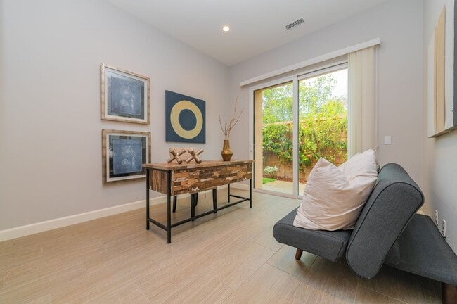 Building Photo - Fully Renovated 2 Bed, 2.5 Bath + Den Single Story Home Available NOW in Eastwood Village in Irvine!