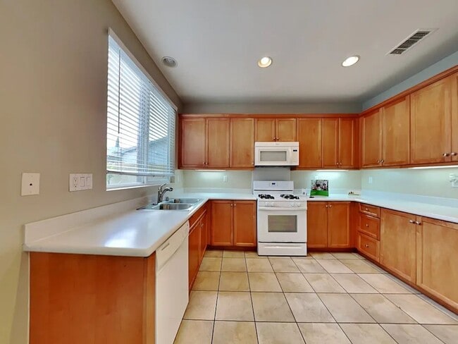Building Photo - 1050 E Agate Ct