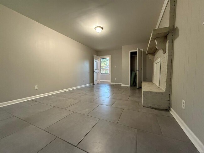 Building Photo - 906 Avondale Rd