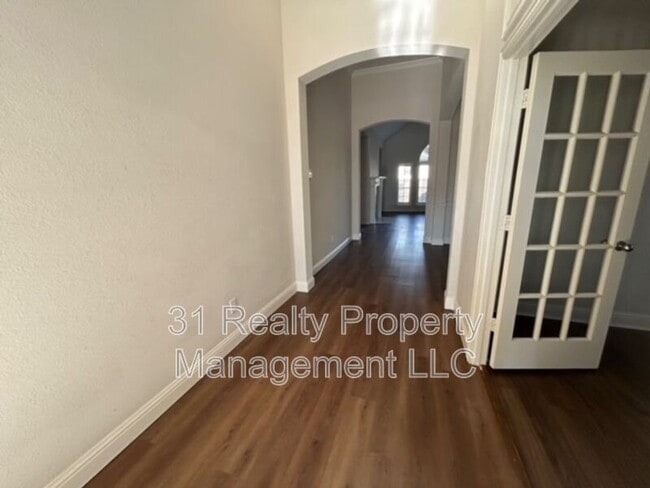 Building Photo - 5404 Briarwood Dr