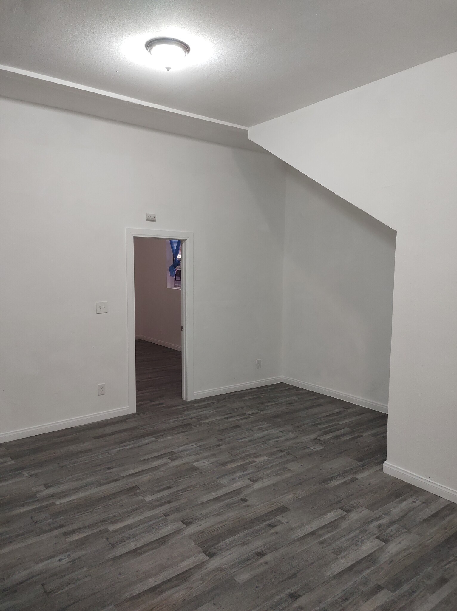 Building Photo - 307 E 81st St