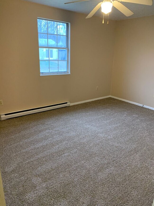 Building Photo - 3 Bedroom 1 Bath House in Davisville
