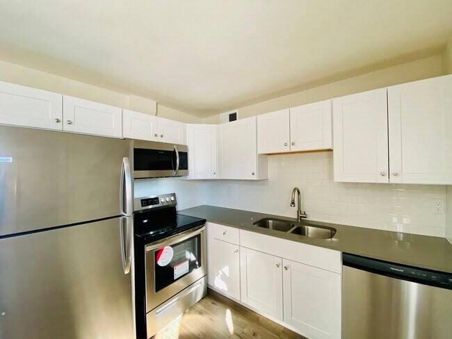 Building Photo - Newly Renovated Spacious 1 Bedroom with Vi...