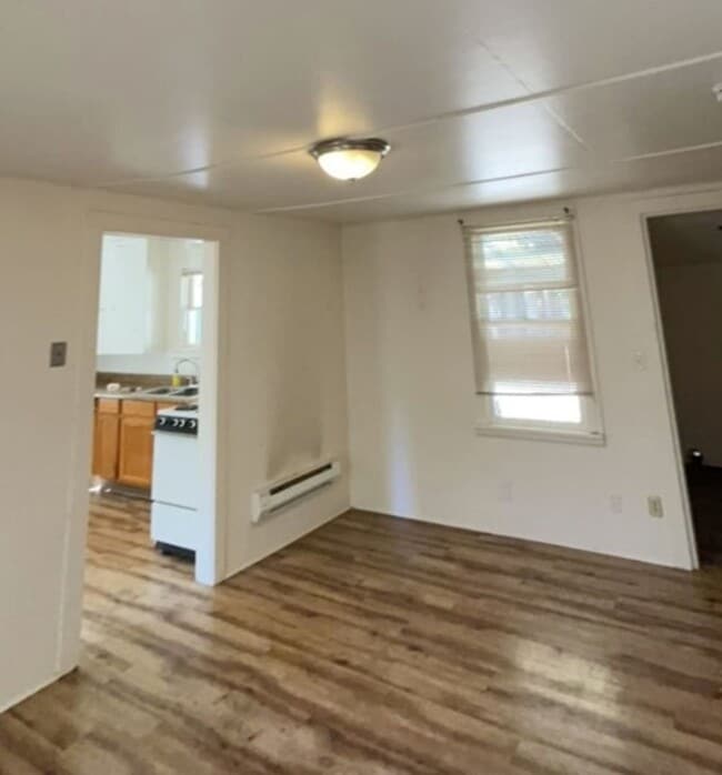 Building Photo - SMALL COTTAGE LIKE HOME IN DESIRABLE WEST ...