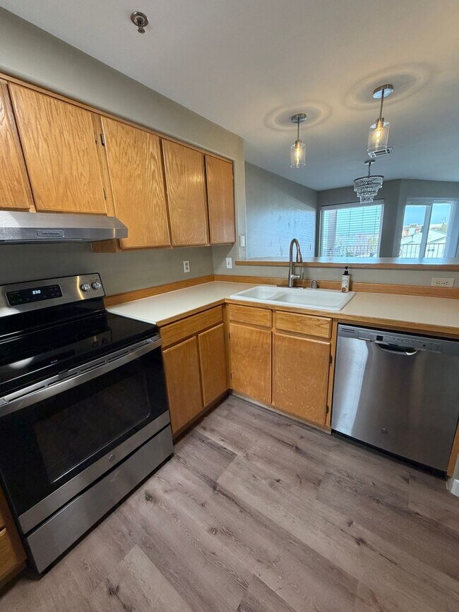 Building Photo - Sunset Shores - Condo For Rent