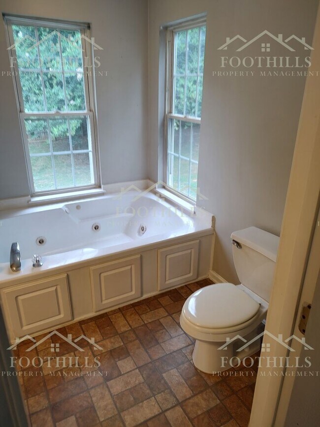 Building Photo - 3-Bedroom Home with Scenic Views in Pendle...