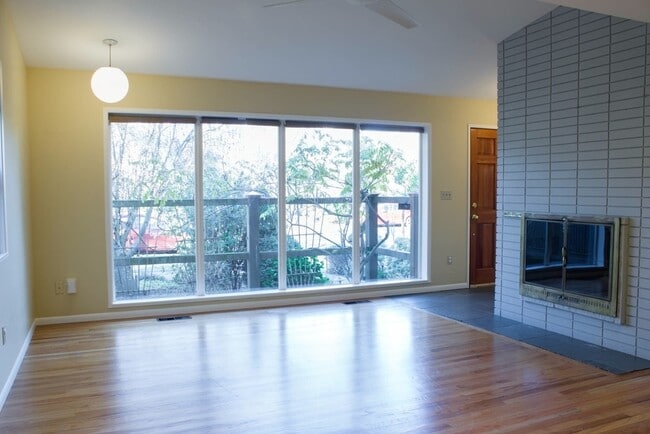 Building Photo - RENOVATED 3 BED MADISON PARK BUNGALOW W EASY COMMUTE!