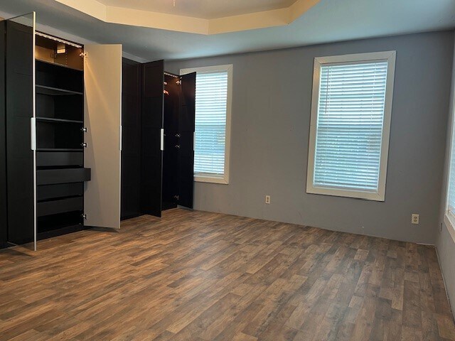 Building Photo - 1806 N Ave S