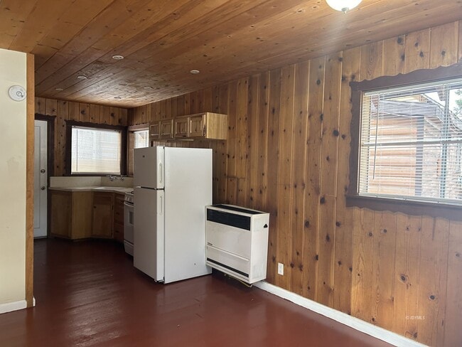 Building Photo - Shady Pines Cabin 1 bd.+1 Loft Bd. 1 Ba. w/ Sm. Fenced Yard.
