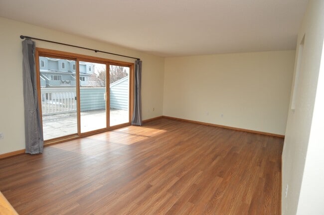 Building Photo - 2 Bed + Den, 2.5 Bathroom Townhouse for Rent