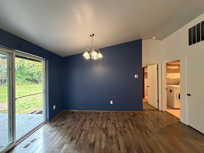 Building Photo - Spacious living with city access 3 bed 2 bath rambler!